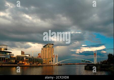 Il Lowry Arts Center, l'Imperial Point Apartment Block e il Millennium (Lowry) Footbridge, Salford Quays, Manchester, Regno Unito Foto Stock
