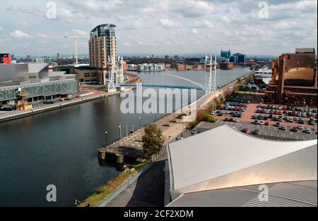 Vista su Salford Quays dalla torre di osservazione (Air Shard) dell'Imperial War Museum North, Salford Quays, Manchester UK. Foto Stock