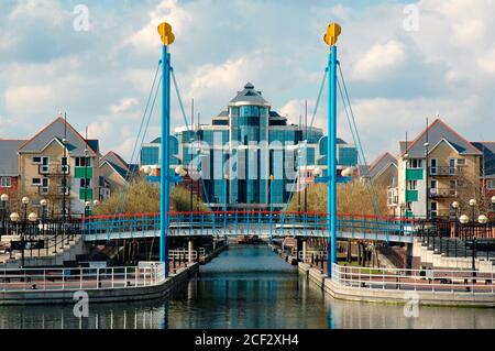 Il Victoria Building e il Mariner's Canal, Salford Quays, Manchester UK. Foto Stock