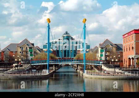 Il Victoria Building e il Mariner's Canal, Salford Quays, Manchester UK. Foto Stock