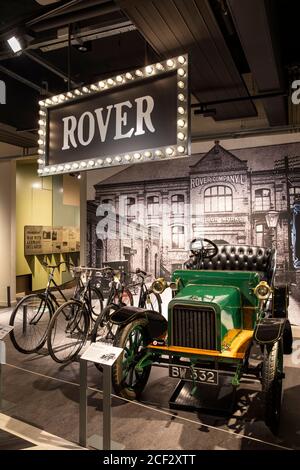 Regno Unito, Inghilterra, Coventry, Museo dei Trasporti, biciclette Rover e 1906 esposizione di auto Tourer Foto Stock