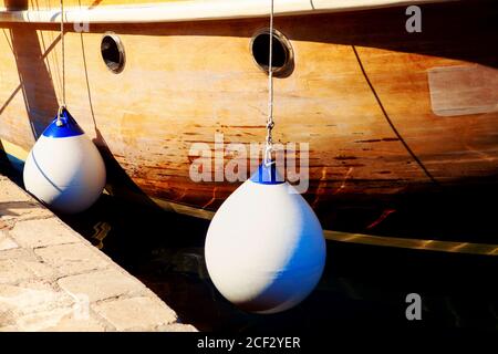 Nave di legno e paraurti per l'attracco . Battelli sul porto Foto Stock