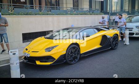 Monte-Carlo, Monaco - 17 agosto 2020: Bella Lamborghini giallo Aventador Supercar parcheggiata sulla piazza del Casinò di Monte-Carlo, Monaco, Europa Foto Stock