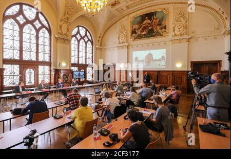 03 settembre 2020, Sassonia-Anhalt, Halle: Max Privorozki (collegato via video), presidente della Comunità ebraica di Halle (r-l), Petra Grimm-Benne (SPD), ministro degli Affari sociali della Sassonia-Anhalt, Reiner Haseloff (CDU), primo ministro della Sassonia-Anhalt, Bernd Wiegand (indipendente), Signore Sindaco di Halle, E il portavoce della città Drago Bock, sono presenti in una conferenza stampa sulla pianificazione della prima commemorazione annuale del tentativo di assassinio a Halle. Il 9 ottobre 2020 ricorre il primo anniversario dell'attacco terroristico di destra a Halle. All'inizio si era solo saputo che ci sarebbe stato seve Foto Stock