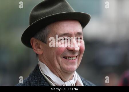 Granddad, dal cast di Only Fools and Horses the Musical, interpretato da Paul Whitehouse, fuori dal Theatre Royal Haymarket di Londra, dopo aver osservato un silenzio di 15 minuti per mostrare solidarietà con coloro che nel settore teatrale hanno perso il lavoro a causa della pandemia del coronavirus. Foto Stock