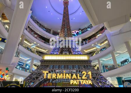 Centro commerciale interno. Torre Eiffel replica nel Terminal 21 centro commerciale a tema, Pattaya, Thailandia, Asia Foto Stock