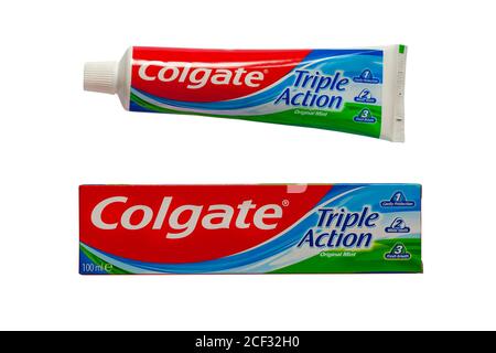 Tubo di Colgate Triple Action dentifricio originale alla menta, isolato su sfondo bianco - 1 protezione cavità, 2 denti bianchi, 3 respiri freschi Foto Stock