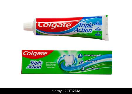 Tubo di Colgate Triple Action dentifricio originale alla menta, isolato su sfondo bianco - 1 protezione cavità, 2 denti bianchi, 3 respiri freschi Foto Stock