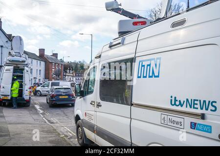 Inondazioni di Bewdley, febbraio 2020 - i media britannici riferiscono di una città nel caos durante la crisi delle inondazioni nel Regno Unito. ITN, l'equipaggio di notizie di ITV. Foto Stock