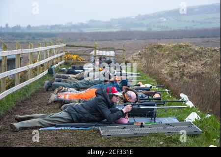 Castlemaine, Irlanda - 28 marzo 2015: Fucile bersaglio tiro a Castlemaine gamma di armi, Target tiro è cresciuta la popolarità in Irlanda anche con alcuni Foto Stock