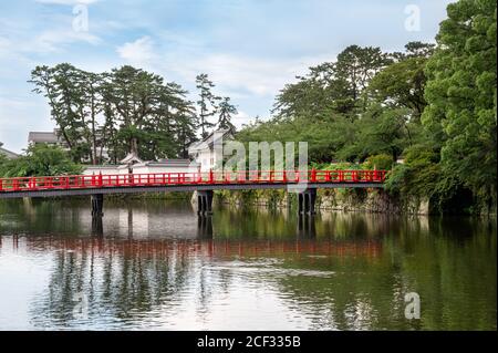 Ponte rosso sul fossato del Castello di Odawara nella Prefettura di Kanagawa, Giappone. Foto Stock