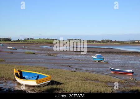 Vista da Sunderland Point guardando oltre colorate piccole barche sul fango sul lato del fiume Lune con la bassa marea che guarda verso Bazil Point. Foto Stock