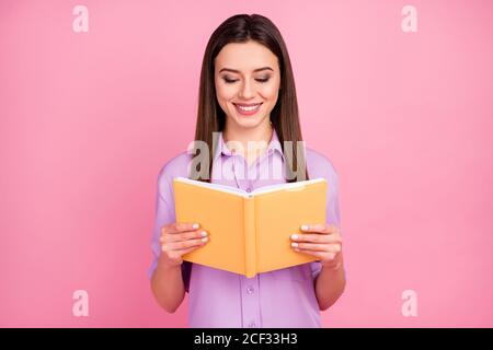 Primo piano ritratto di lei bella bella bella bella amabile winsome allegro allegria messo a fuoco ragazza dai capelli lunghi lettura storia d'amore isolato acceso Foto Stock