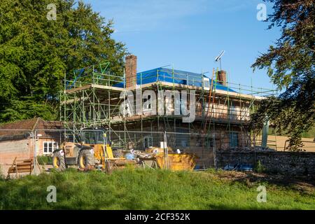Vecchia casa colonica in fase di ristrutturazione, vista dal sentiero pubblico, Berkshire, Inghilterra, Regno Unito Foto Stock