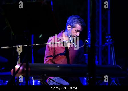 Casertavecchia, Italia. 02 settembre 2020. Il cantautore Daniele Silvestri in concerto a Casertavecchia per l'evento 'settembre al Borgo 2020'.nella foto: Daniele Silvestri (Foto di Gennaro Buco/Pacific Press) Credit: Pacific Press Media Production Corp./Alamy Live News Foto Stock