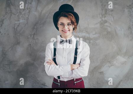 Ritratto di lei bella-aspetto attraente bella elegante piuttosto classy contenuto allegro cheery ragazza con capelli ondulati signora ha piegato le braccia isolato su grigio Foto Stock