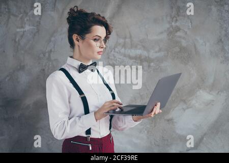 Profilo ritratto vista laterale di lei bella-aspetto attraente ragazza dai capelli ondulati con contenuti che utilizza un notebook digitale che lavora in remoto Foto Stock