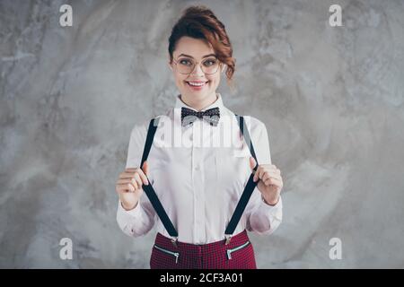 Ritratto di lei bella-aspetto attraente bella classe elegante allegro contenuto di ragazza con capelli ondulati che indossa abiti isolati su grigio Foto Stock