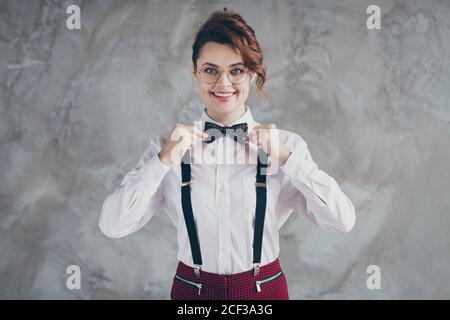 Ritratto di lei bella-aspetto attraente affascinante elegante classy elegante allegro allegria ragazza con capelli ondulati fissaggio bowtie accessorio di usura isolato sopra Foto Stock