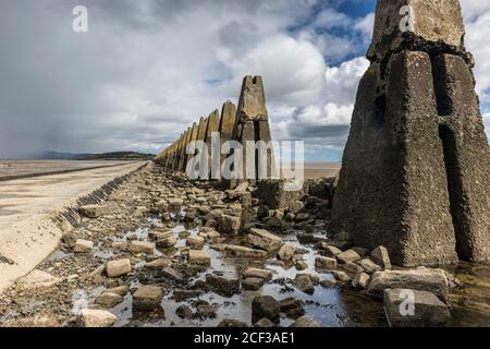 Edimburgo, Regno Unito. 03 settembre 2020 nella foto: Le nuvole della tempesta si spostano dall'ovest sulla strada rialzata per Cramond Island vicino Edimburgo. Credit: Notizie dal vivo su Rich Dyson/Alamy Foto Stock