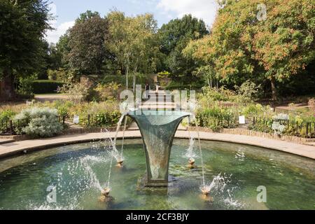 La fontana di Sibirica di William Pye che abbelliscono un laghetto nell'Iris Garden, Holland Park, a ovest di Londra, Regno Unito. Foto Stock