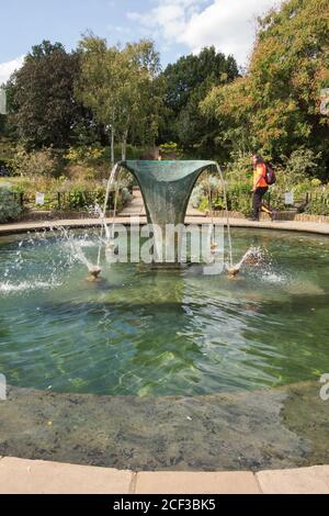 La fontana di Sibirica di William Pye che abbelliscono un laghetto nell'Iris Garden, Holland Park, a ovest di Londra, Regno Unito. Foto Stock