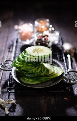 Salutare cetriolo salad.Breakfast con verdure.Country style.Low grassi cibo e bevande. Foto Stock