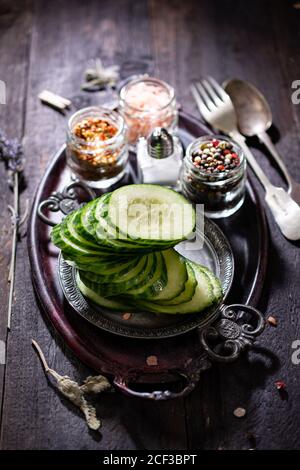 Insalata di cetrioli con condimento.Tosed Vegetes.Country style.Healthy cibo e bevande. Foto Stock