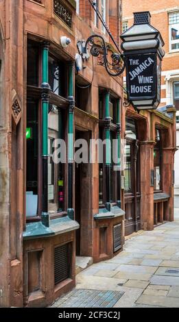 La Jamaica Wine House in St Michael's Alley al largo di Cornhill nella città di Londra, sul sito della prima caffetteria di Londra. Testa di Pasqua Rosee. Foto Stock