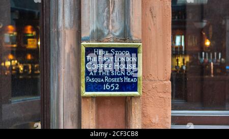 La Jamaica Wine House in St Michael's Alley al largo di Cornhill nella città di Londra, sul sito della prima caffetteria di Londra. Testa di Pasqua Rosee. Foto Stock