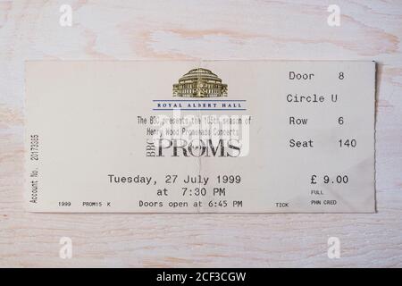 Una linea di biglietti per concerti al Circle per i concerti Henry Wood Promenade, BBC Proms martedì 27 luglio 1999 presso la Royal Albert Hall di L. Foto Stock