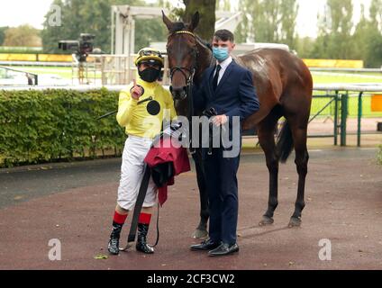 Senza una lotta guidata dal fantino Andrea Atzeni dopo aver vinto le colonne Read Ryan Moore su betting.betfair handicap gara, che si traduce nella sua 100 ° vittoria carriera nazionale all'ippodromo Haydock Park, Haydock. Foto Stock