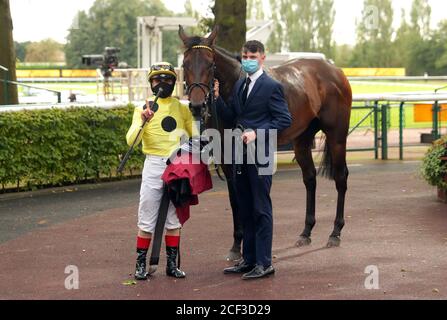 Senza una lotta guidata dal fantino Andrea Atzeni dopo aver vinto le colonne Read Ryan Moore su betting.betfair handicap gara, che si traduce nella sua 1000 ° vittoria carriera nazionale all'ippodromo di Haydock Park, Haydock. Foto Stock