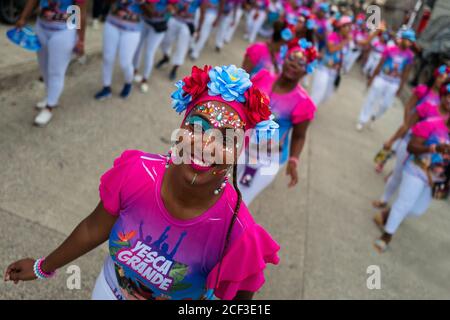 I ballerini afro-colombiani del quartiere di Yescagrande si esibiscono durante il festival di San Pacho a Quibdó, Colombia. Foto Stock