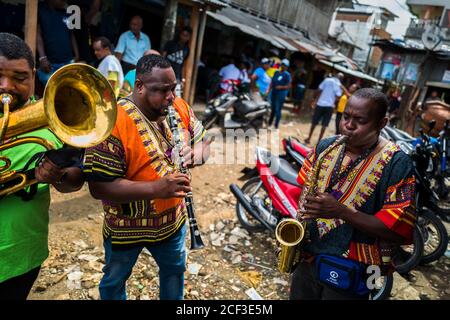 Musicisti afro-colombiani si esibiscono per strada durante il festival di San Pacho a Quibdó, Colombia. Foto Stock