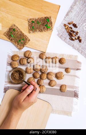 pasta di burro di noci. piatto. cucina vegetariana, spuntini. fuoco selettivo verticale per foto Foto Stock