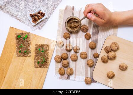 pasta di burro di noci. piatto. cucina vegetariana, spuntini. fuoco selettivo verticale per foto Foto Stock