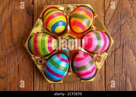 Foto ad alto angolo di uova di Pasqua splendidamente dipinte su un superficie in legno Foto Stock