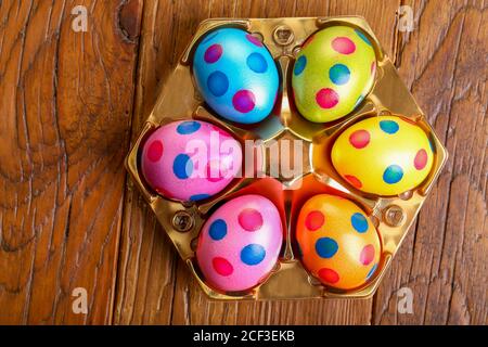 Foto ad alto angolo di uova di Pasqua splendidamente dipinte su un superficie in legno Foto Stock