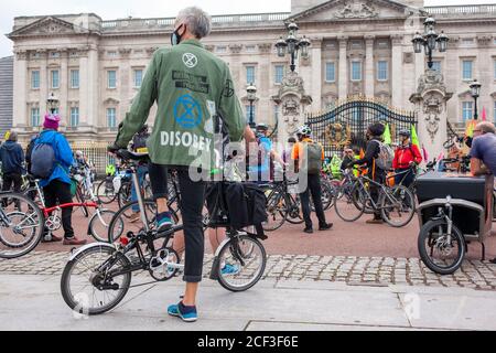 Londra, Regno Unito. 3 settembre 2020. LA XR Rebel Riders si riuniscono fuori Buckingham Palace. Frustrata dal fatto che il governo non sia riuscito ad agire sull’emergenza climatica ed ecologica, la ribellione estinzione continua a protestare per il cambiamento. Il progetto di legge sul clima e l'emergenza ecologica (legge CEE) è l'unico piano concreto disponibile per affrontare questa crisi. LA XR chiede al governo di agire ora e di abbracciare questa legislazione. Credit: Neil Atkinson/Alamy Live News. Foto Stock