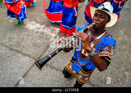 Un clarinetto afro-colombiano del quartiere di Pandeyuca si esibisce durante il festival di San Pacho a Quibdó, Colombia. Foto Stock