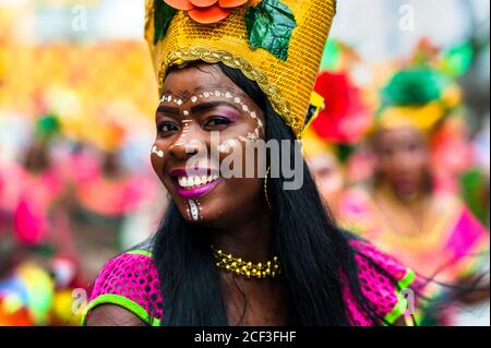 Un ballerino afro-colombiano del quartiere di Pandeyuca si esibisce durante il festival di San Pacho a Quibdó, Colombia. Foto Stock