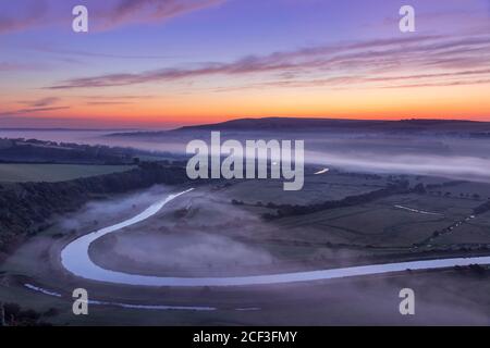 Una nuova giornata si apre sulla valle di Cuckmere dall'alto E più a sud lungo est Sussex sud-est Inghilterra Foto Stock