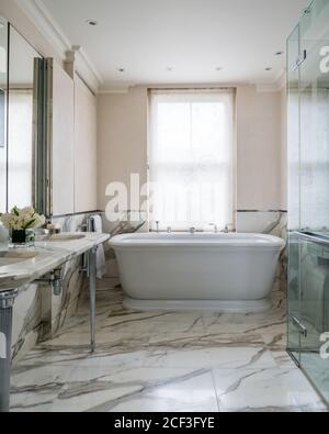 Vasca da bagno in marmo di stile classico bagno Foto Stock