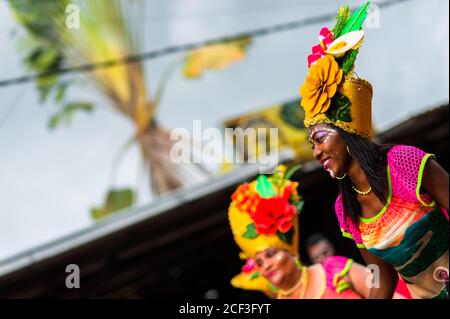 I ballerini afro-colombiani del quartiere di Pandeyuca si esibiscono durante il festival di San Pacho a Quibdó, Colombia. Foto Stock