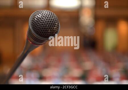Primo piano del microfono in una sala conferenze con uno sfondo sfocato Foto Stock