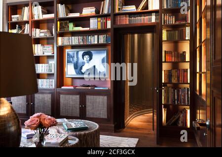 Una televisione a schermo piatto in libreria Foto Stock