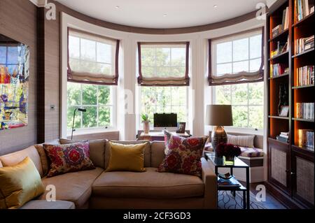 Paese in stile salotto con finestra di baia Foto Stock