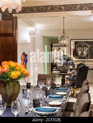 Impostare la tabella nella lussuosa sala da pranzo Foto Stock