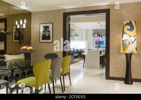 Sala da pranzo moderna con la lampada accesa Foto Stock